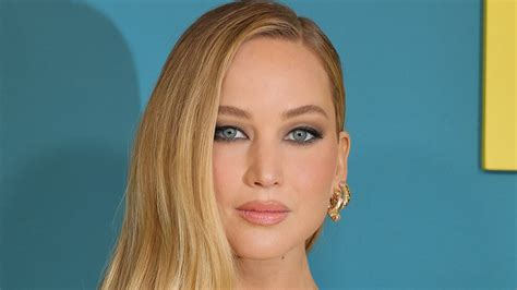 jenifer lawrence full frontal|Jennifer Lawrence shocks fans by getting completely。